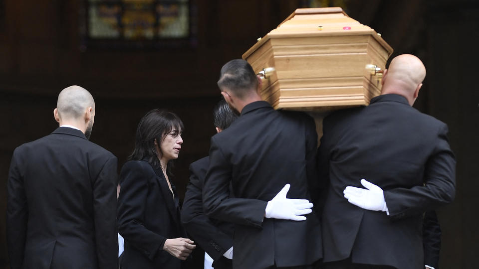 Obsèques de Jane Birkin : stars et anonymes ont rendu un dernier hommage à la chanteuse ce lundi à Paris