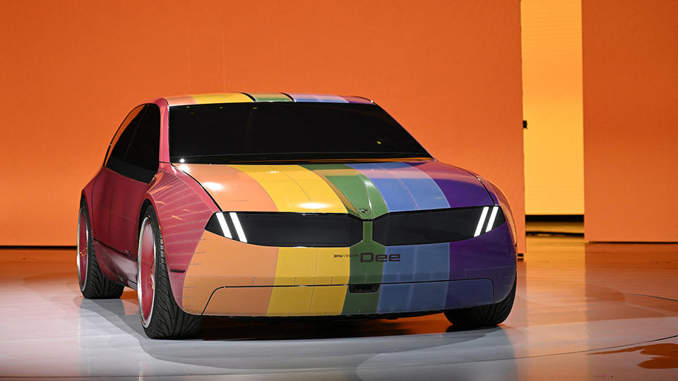 BMW Vision Dee : comment fonctionne cette voiture capable de changer de couleur à volonté