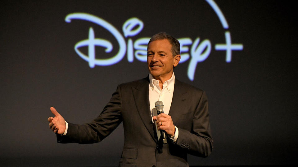 Disney : l'ancien patron Bon Iger rappelé à la tête du groupe