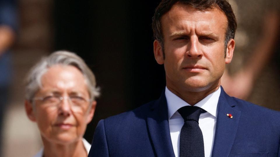 Emmanuel Macron et Elisabeth Borne perdent respectivement 3 et 8 points de popularité