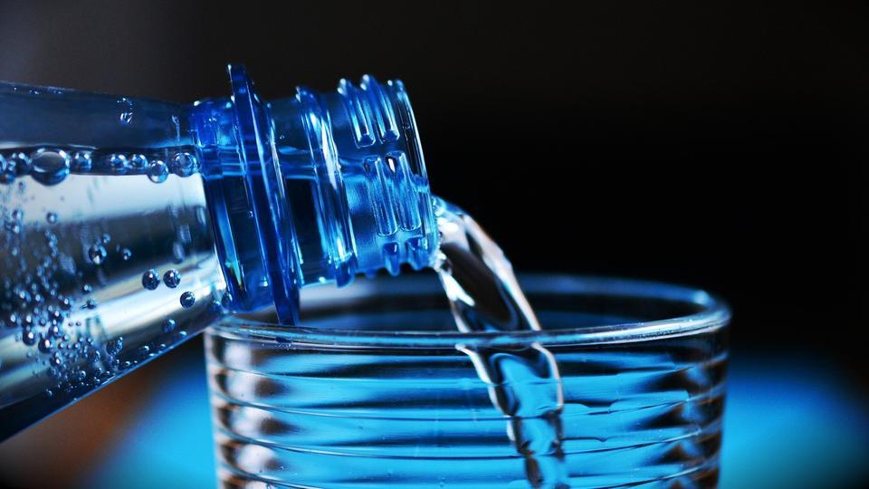 Canicule : Pourquoi faut-il éviter de boire de l'eau glacée