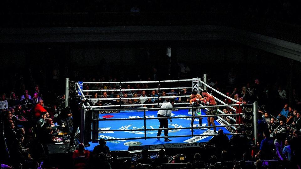 Un boxeur se retrouve complètement perdu sur le ring et frappe plusieurs fois dans le vide (vidéo)