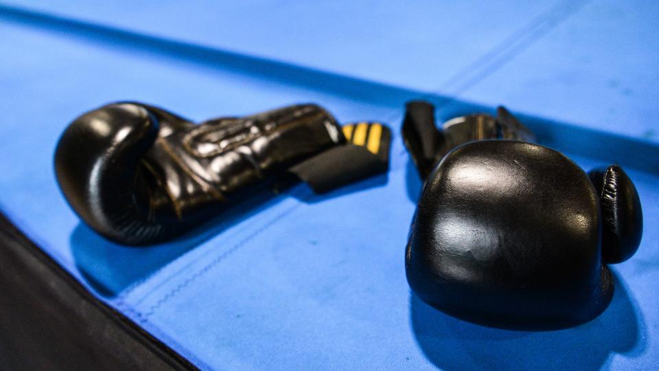 Vidéo : un ancien champion de boxe devenu vigile met KO un individu un peu trop agressif