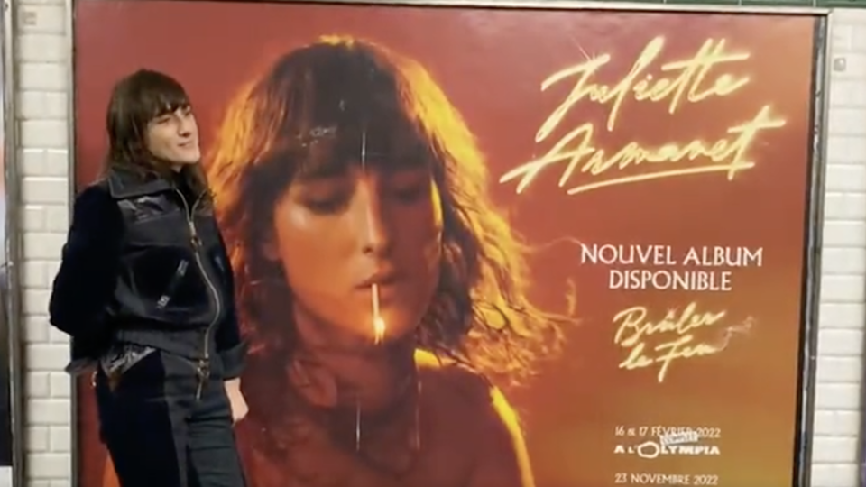 Juliette Armanet fait la promo de son album dans les couloirs du métro parisien