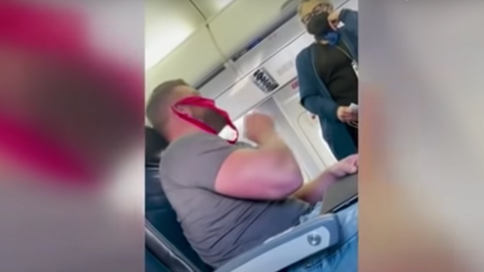Etats-Unis : un homme expulsé d'un avion pour avoir porté un string en guise de masque (Vidéo)