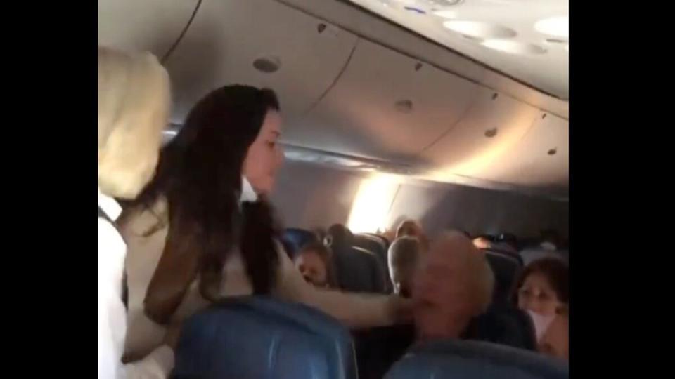 Vidéo : sans masque dans l'avion, elle frappe un homme car il ne portait pas son masque