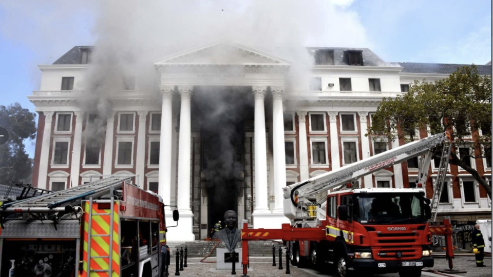 Le Parlement sud-africain en proie à un violent incendie