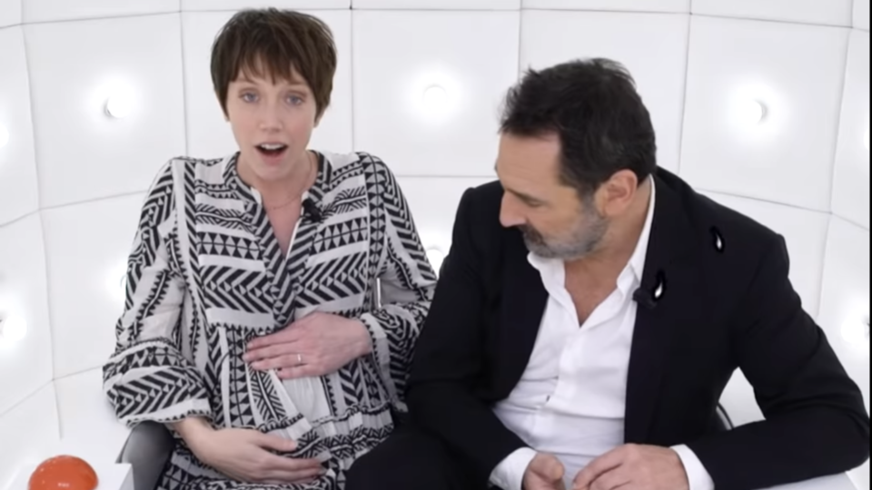 VIDEO : Sara Giraudeau dévoile sa grossesse à la surprise générale dans «La boîte à questions» sur Canal+