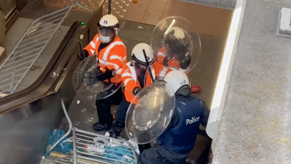 Vidéo : des opposants aux restrictions sanitaires jettent violemment des barrières sur des policiers à Bruxelles