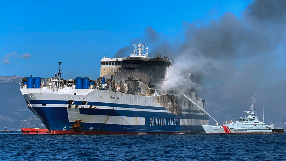 Ferry en feu au large de la Grèce : un passager a été retrouvé vivant et évacué du bateau