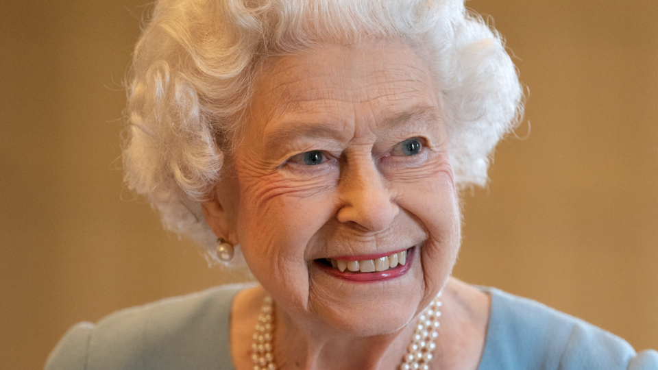 DIRECT - Coronavirus : la reine Elizabeth II testée positive au covid, elle présenterait des symptômes légers