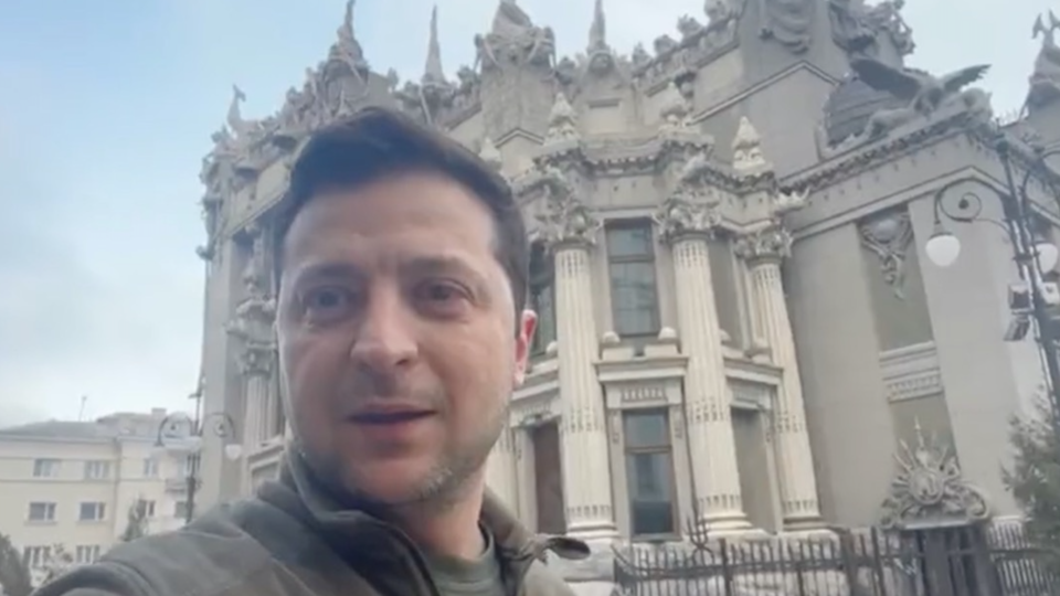 «Je suis là»: le président ukrainien Volodymyr Zelensky défie l'armée russe avec des vidéos tournées dans les rues de Kiev