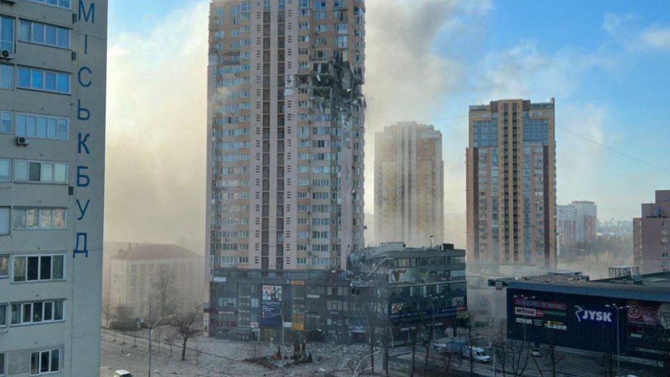 Guerre en Ukraine : les images saisissantes d'un immeuble touché par un missile à Kiev (Vidéos)