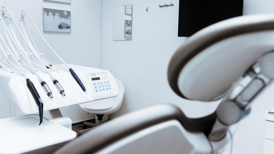 Marseille : deux dentistes jugés pour des mutilations sur 322 patients
