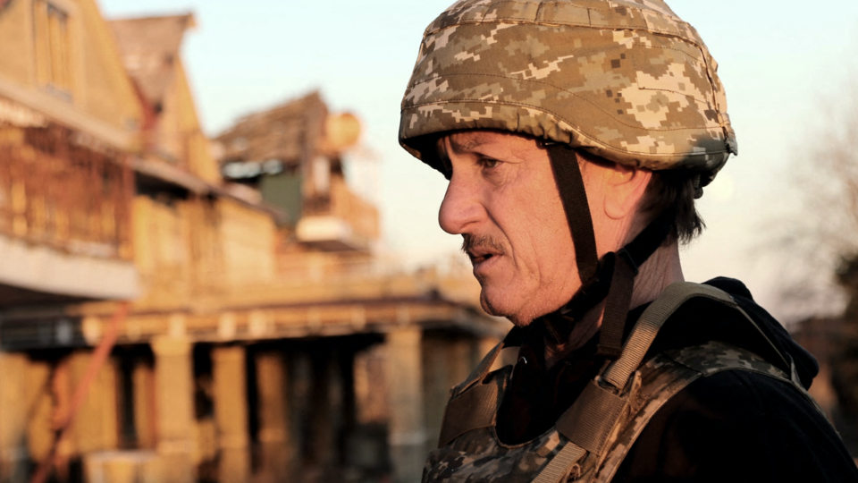 Guerre en Ukraine : Sean Penn a rejoint la Pologne en marchant après avoir abandonné sa voiture