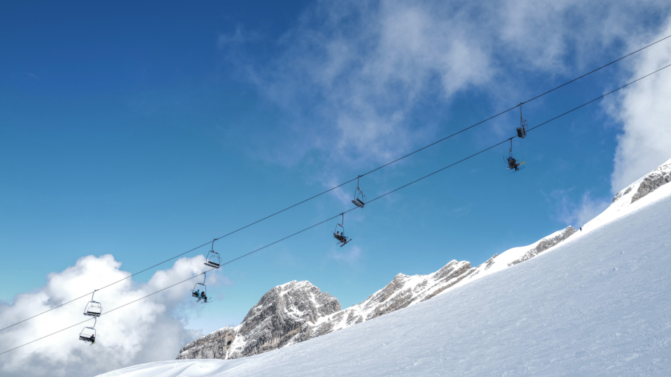Haute-Savoie : un skieur britannique meurt après une chute en hors-piste