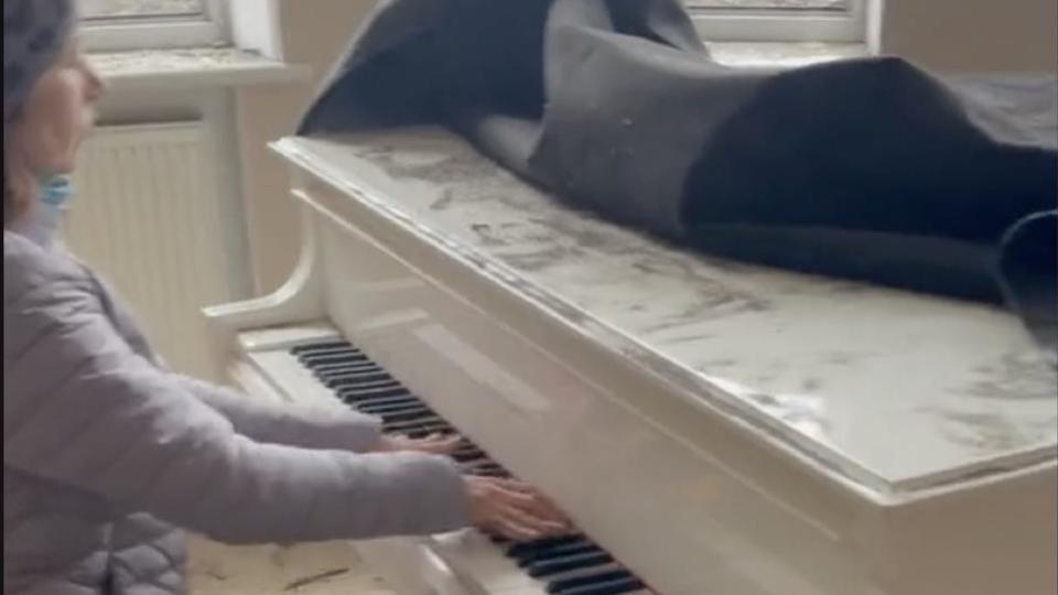 Guerre en Ukraine : la pianiste Irina Maniukina joue un dernier morceau dans les ruines de sa maison