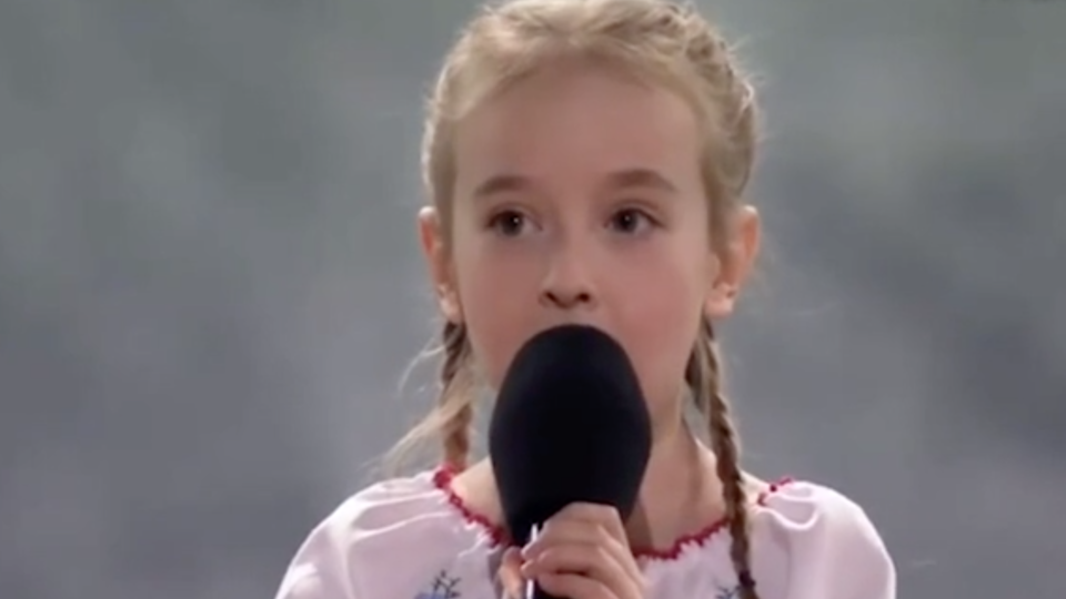 Guerre en Ukraine : la fillette qui avait chanté «La Reine des neiges» dans un bunker a repris l'hymne ukrainien devant un stade plein