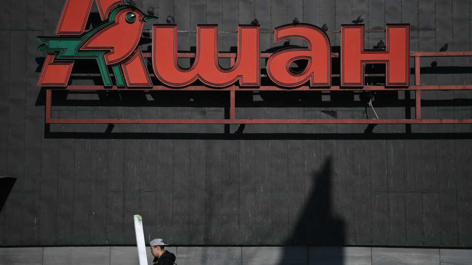DIRECT - Guerre en Ukraine : le groupe Auchan assume de rester en Russie, une décision justifiée «du point de vue humain»