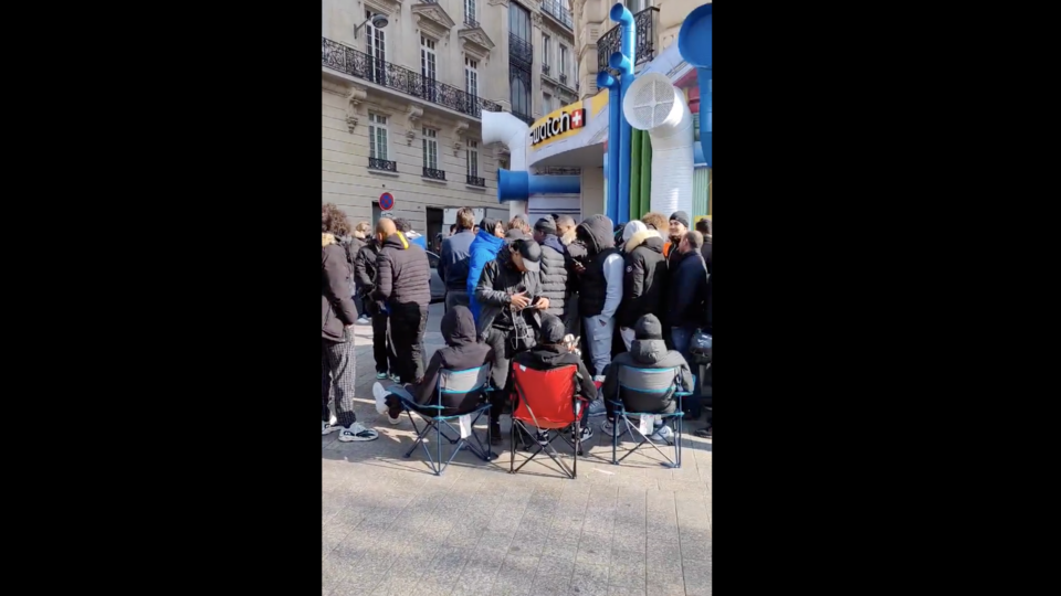 Paris : quelle est cette montre que tout le monde s'arrache sur les Champs-Elysées ?