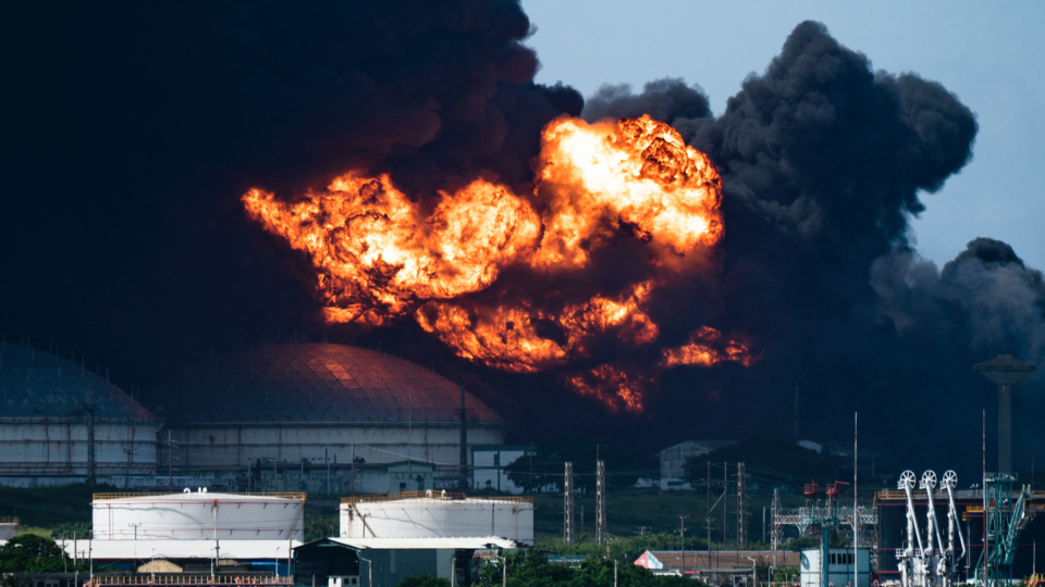 Cuba : au moins un mort et 17 disparus dans l'incendie d'un dépôt pétrolier