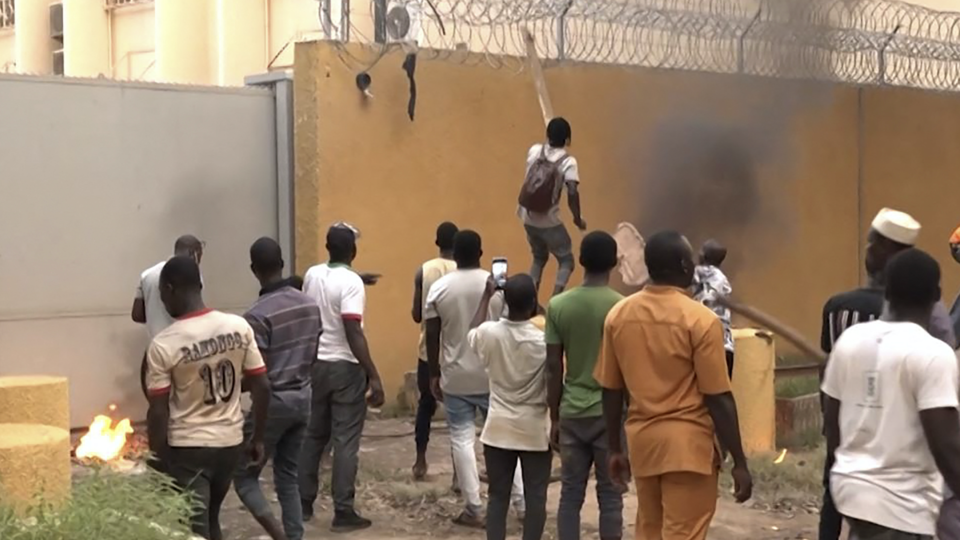 Burkina Faso : l'ambassade de France attaquée par des manifestants après le coup d'état
