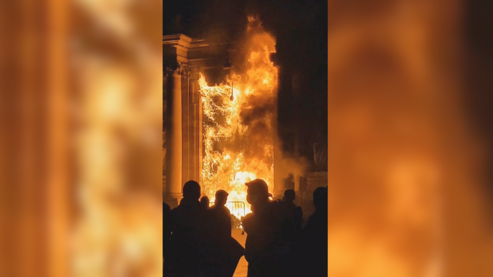 Bordeaux : cinq personnes placées en garde à vue après l'incendie du porche de la mairie