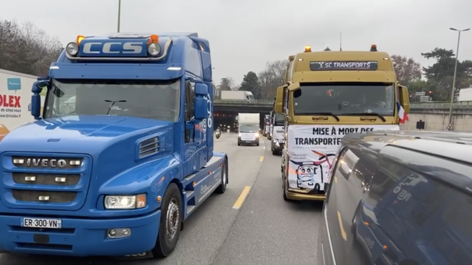 Paris : le périphérique bloqué par des chauffeurs routiers à hauteur de la Porte de Saint-Cloud