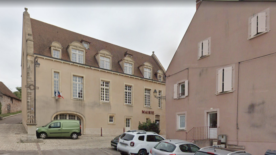 Saône-et-Loire : une sexagénaire mise en examen après avoir fait irruption dans une mairie avec un couteau