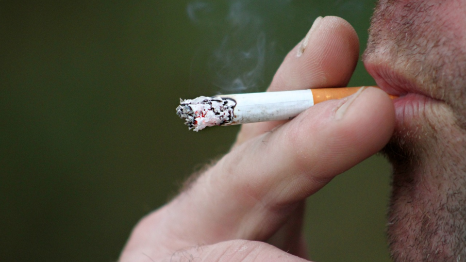 Tabac : un fumeur dépense en moyenne 207 euros par mois pour ses cigarettes, selon une étude