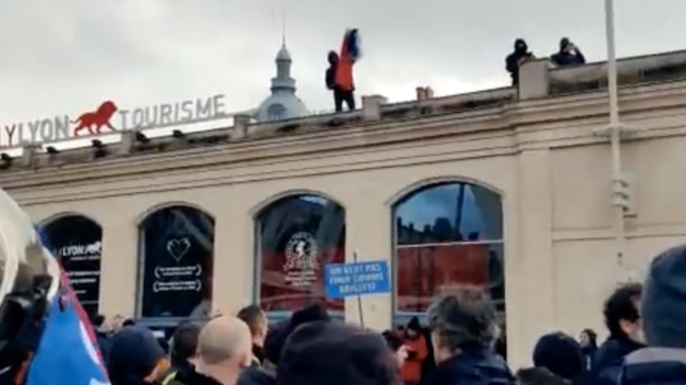 Grève contre la réforme des retraites : un individu cagoulé tente de brûler un drapeau français lors de la mobilisation à Lyon