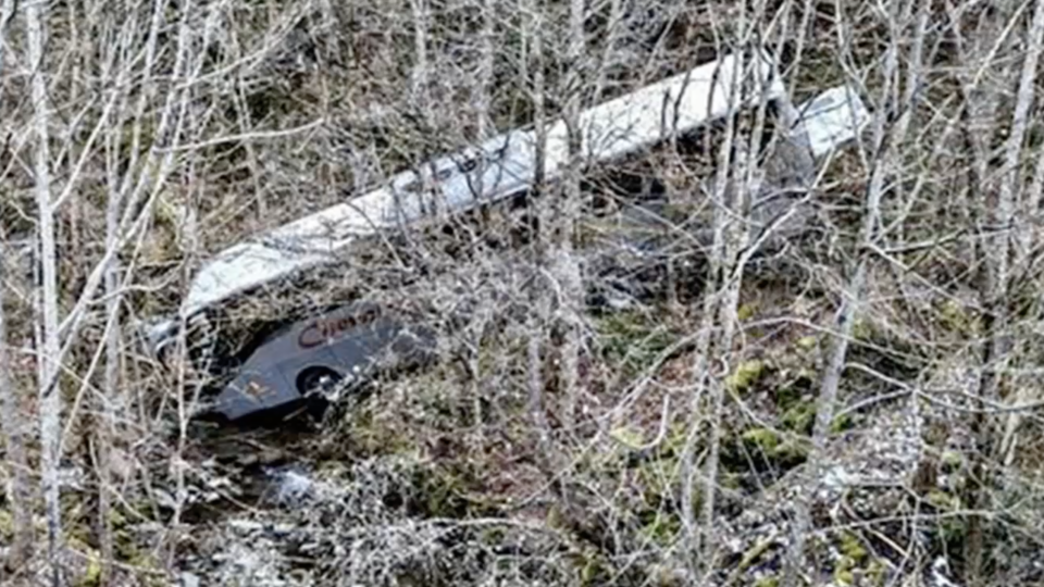 Isère : un car avec 40 enfants chute dans un ravin, trois adultes en urgence relative