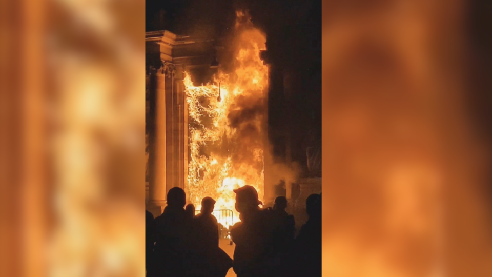 Réforme des retraites : un suspect mis en examen après l'incendie du porche de la mairie de Bordeaux