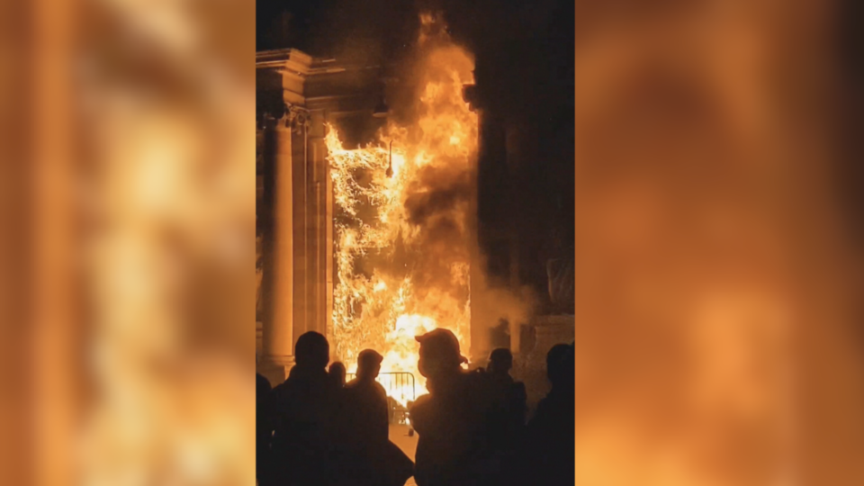 Réforme des retraites : trois nouvelles mises en examen après l'incendie du porche de la mairie de Bordeaux