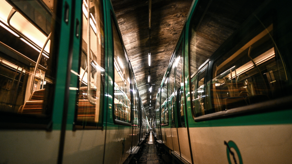 Paris : une femme meurt dans le métro après que son manteau est resté coincé dans la porte de la rame