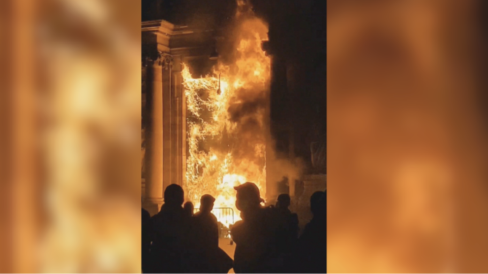 Bordeaux : un mineur mis en examen pour l'incendie de la porte de la mairie