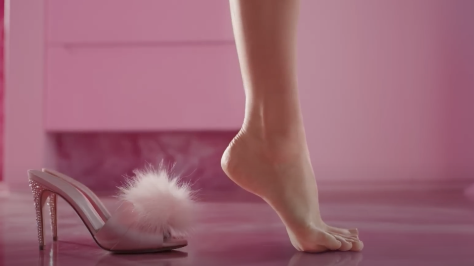 Barbie : la scène d'ouverture du film dévoilant les pieds de la poupée a nécessité une dizaine de prises