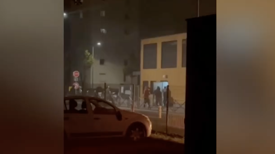 Mort de Nahel : une femme tente de s'interposer face à des émeutiers pour défendre une école (vidéo)