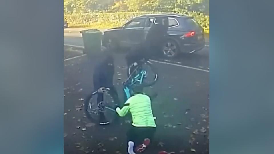 Royaume-Uni : un cycliste agressé en plein jour par deux hommes masqués qui tentent de lui dérober son vélo (vidéo)