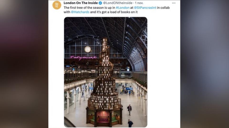 Londres : un spectaculaire sapin de Noël de 12 mètres de haut fait de livres dévoilé dans une gare