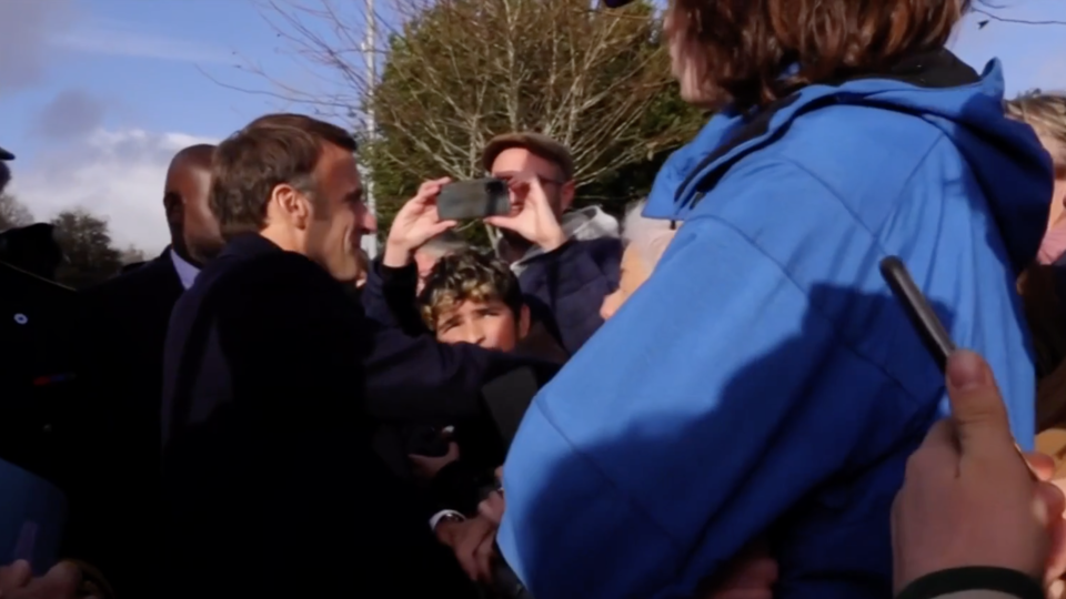 «Merci pour le futur que vous nous proposez avec votre inaction climatique» : Emmanuel Macron interpellé par un jeune en Bretagne