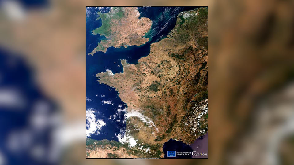 Sécheresse : une image satellite montre la France jaunie