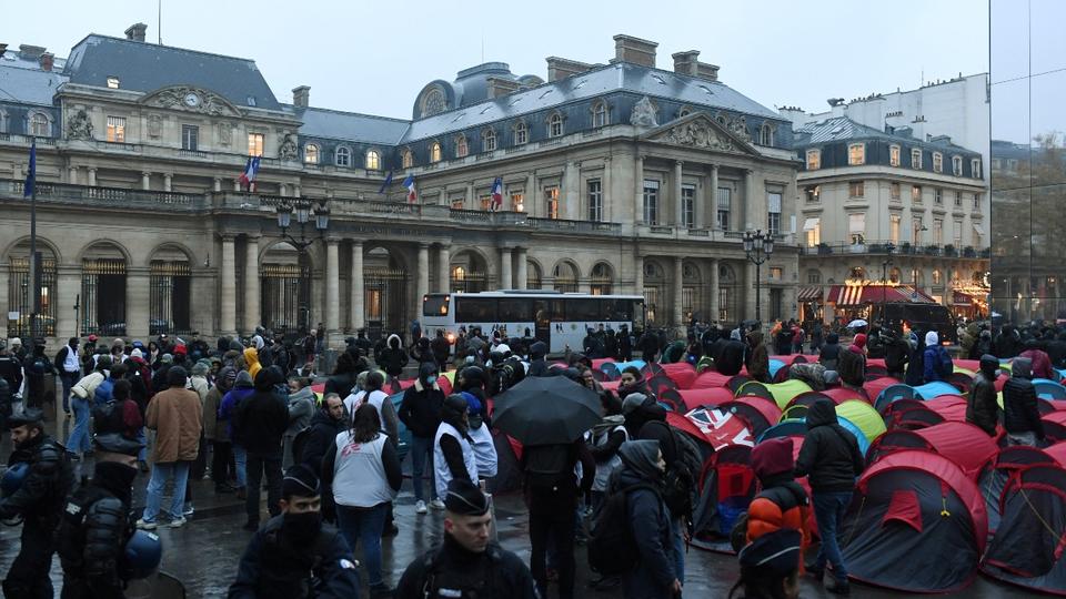 Paris : près de 300 jeunes migrants mis à l'abri, après avoir dormi 5 nuits devant le Conseil d'Etat