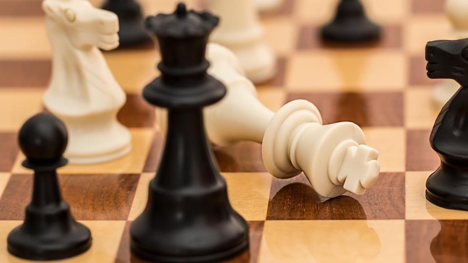 Kenya : caché sous un niqab, il participe à un tournoi féminin d'échecs