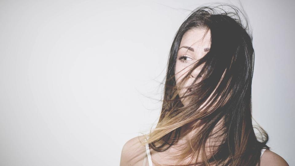 Ces 10 mauvaises habitudes qui font tomber vos cheveux plus rapidement