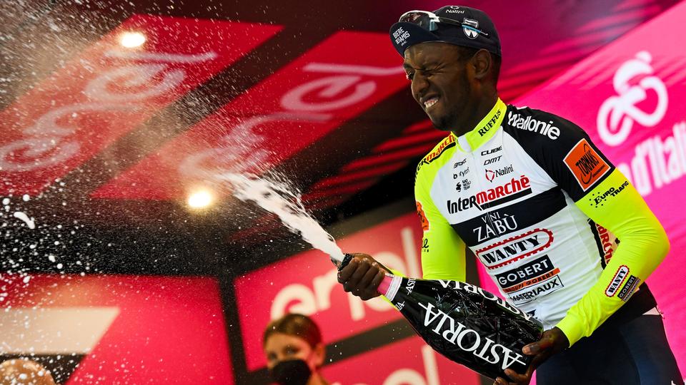 Vidéo : Biniam Girmay blessé à l'oeil par un bouchon de Prosecco après sa victoire sur le Giro et contraint à l'abandon