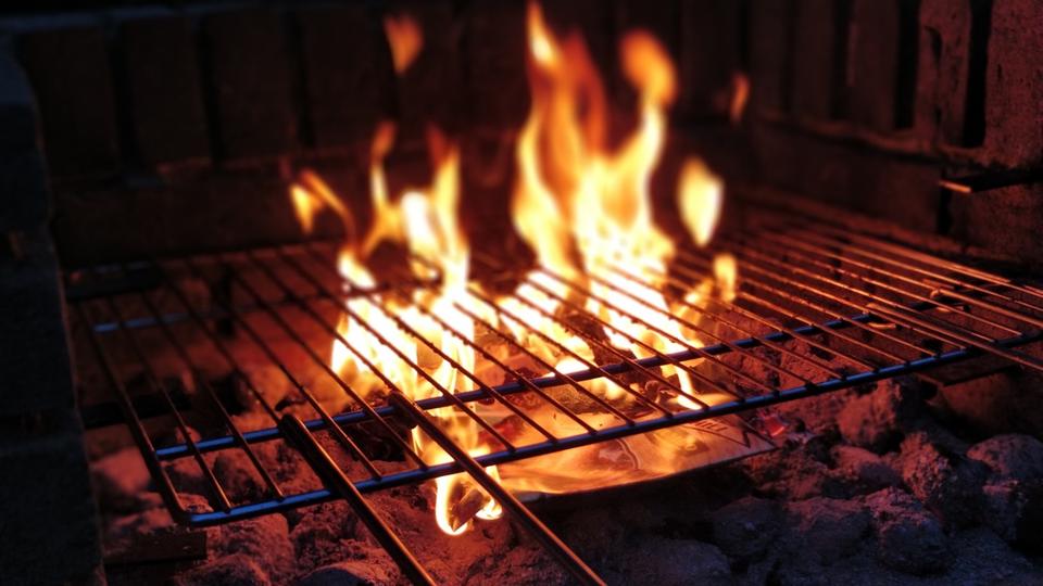 Barbecue : «technique de la chips», quelle est cette astuce qui permet d'allumer facilement le charbon ?