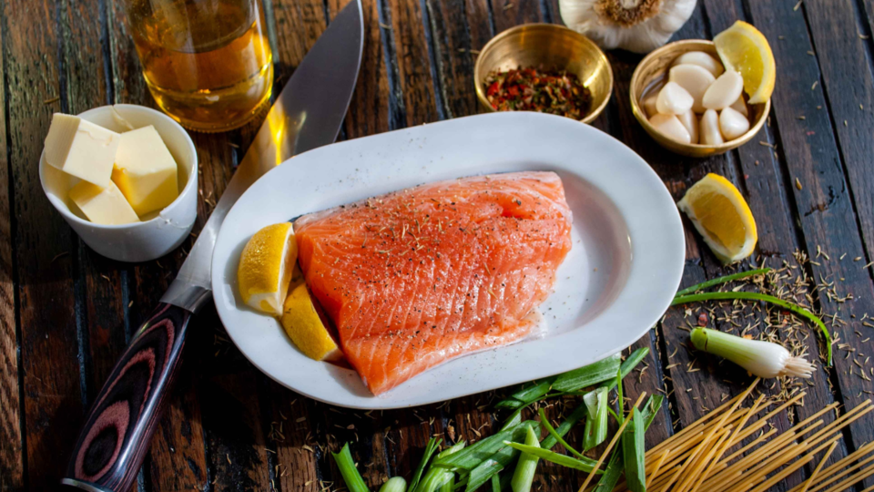 Repas de fêtes : pourquoi le saumon et la truite fumés coûteront-ils plus cher ?