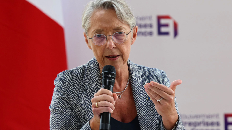 Santé : Elisabeth Borne annonce l'interdiction prochaine de la «puff», la cigarette électronique jetable