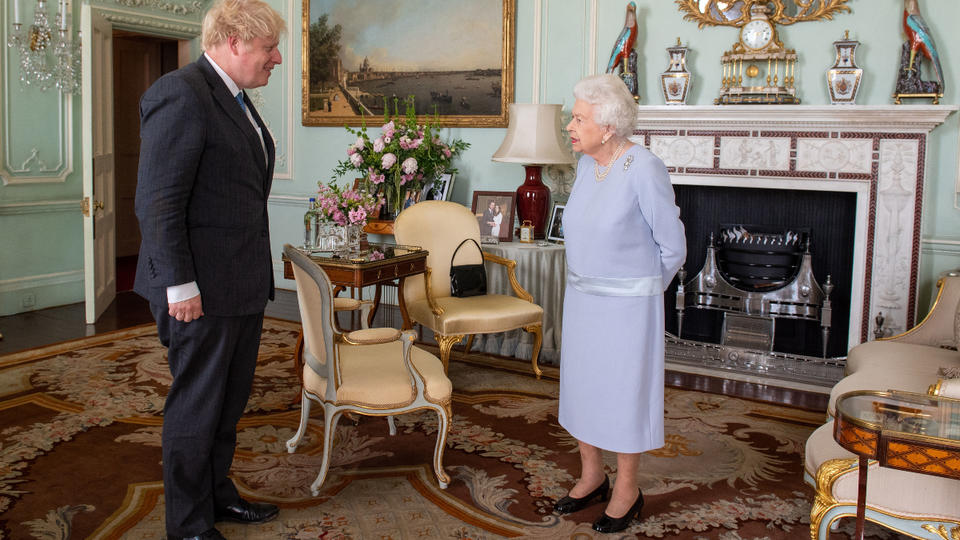 Elizabeth II : Boris Johnson rend hommage à «son sens du devoir»